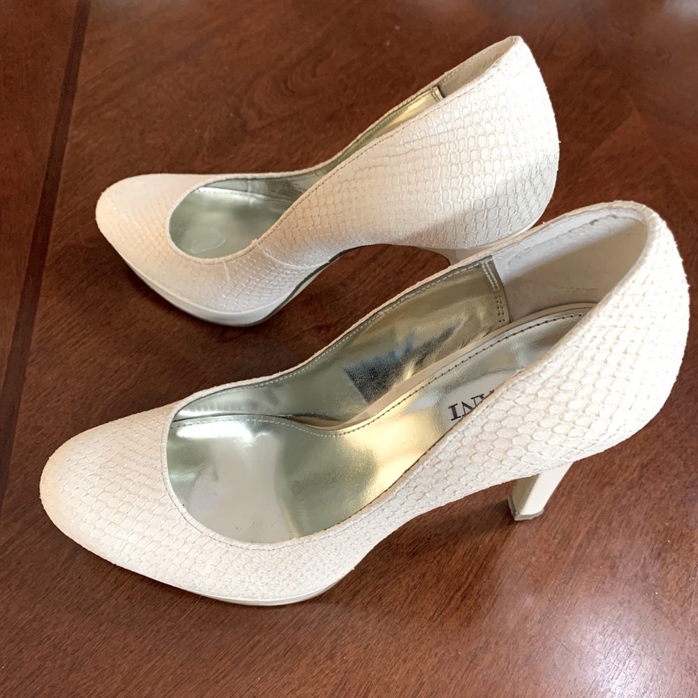 Alfani Maddycream Buttermilk size 7 Pumps